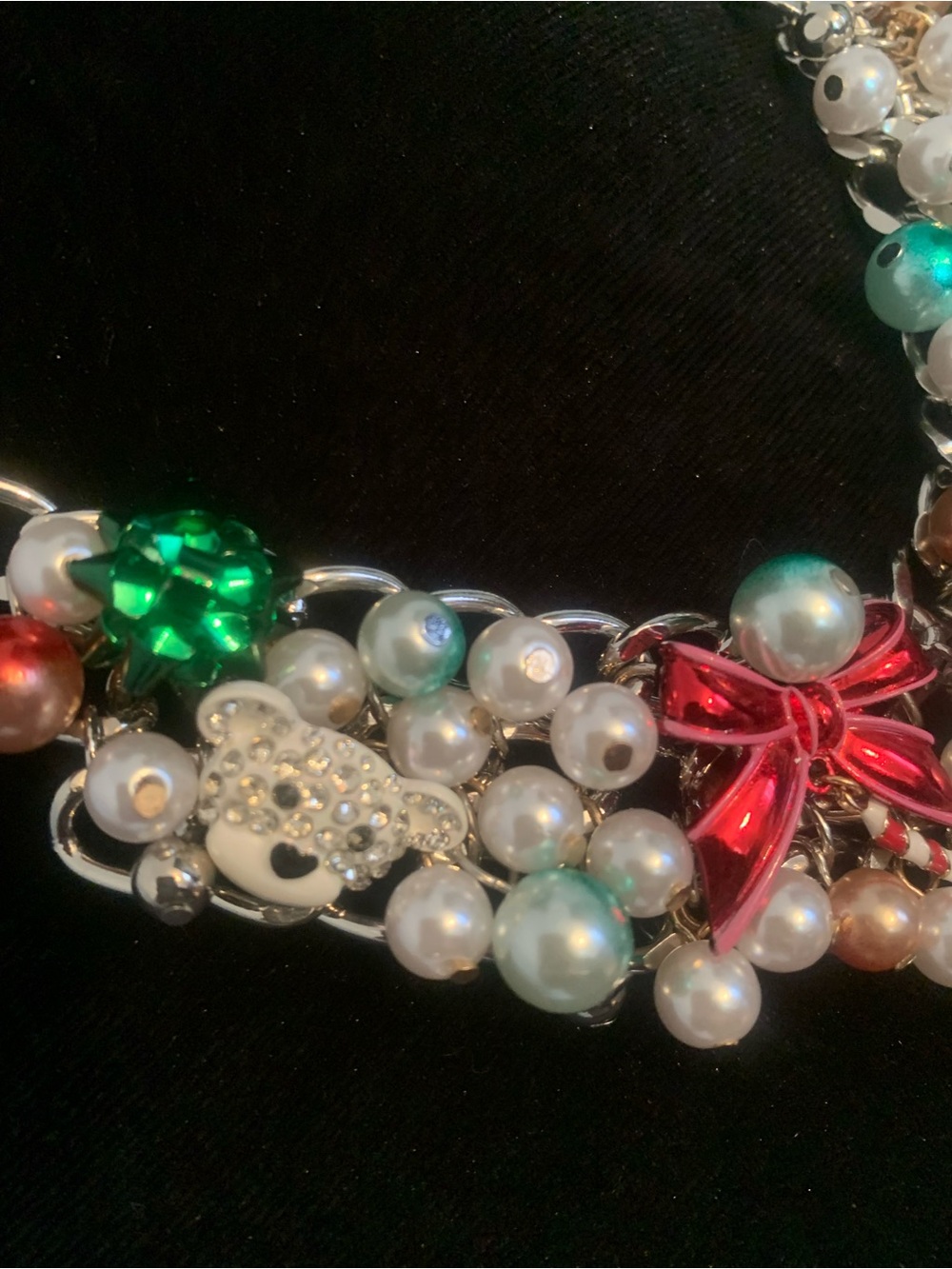 🆕- GORGEOUS Betsey Johnson Pearl Necklace with Stunning multicolored charms - Picture 4 of 12